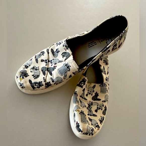 TOMS | limited edition Racoon print slip on sneakers. Size: 8 - Picture 1 of 15
